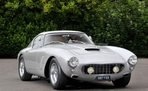 На пръв поглед линиите му изглеждат простички. Всъщност, колкото повече се вглеждате, толкова по-сложни стават. Изящен.

